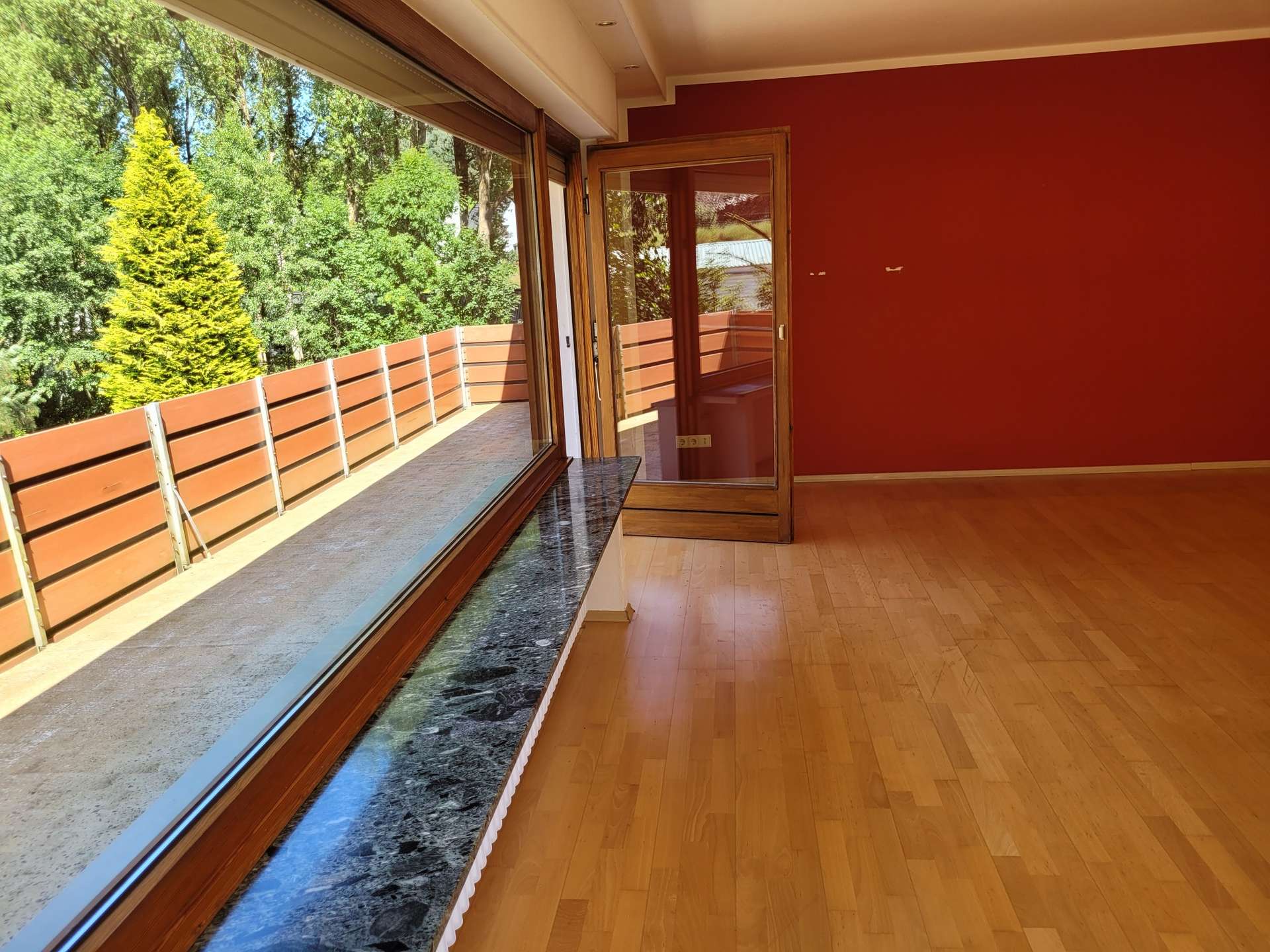 Wohnzimmer mit Zugang auf den Balkon